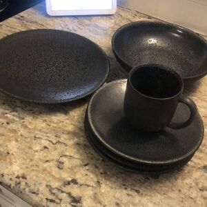 1 dinner plate 1 dessert/salad plate 1 coffee cup 1 pasta bowl